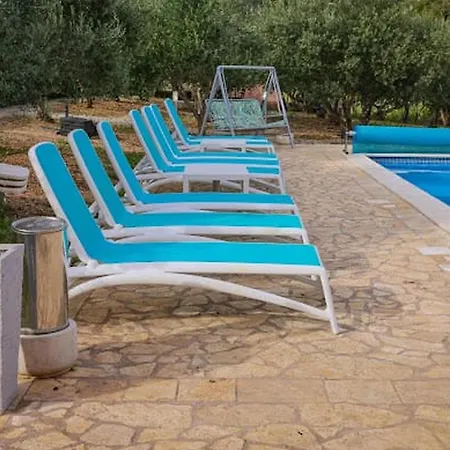 فيلة Jelena Kaštel Novi